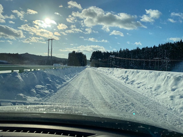 大雪の雪道の写真