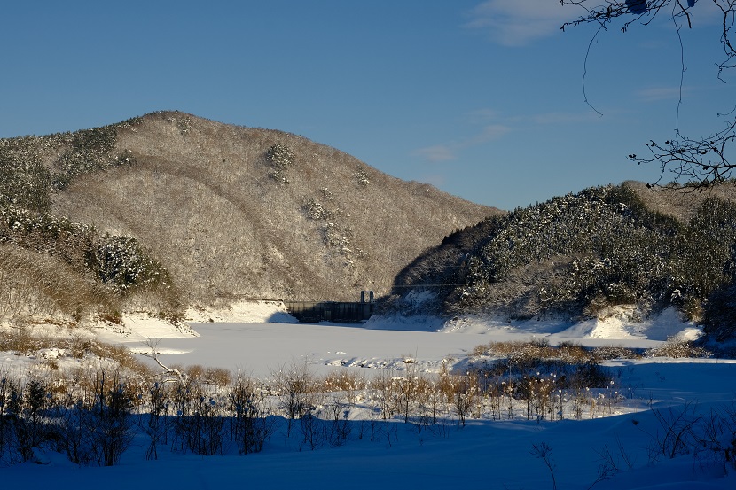 栗駒ダムの冬の風景写真