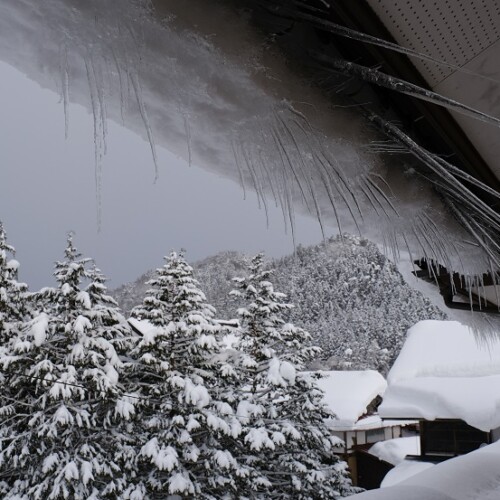 x-t4で撮影した2021年冬の屋根のつららの写真