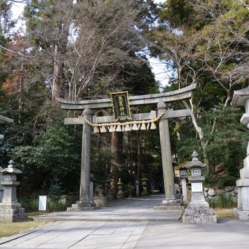 塩釜神社の門の写真