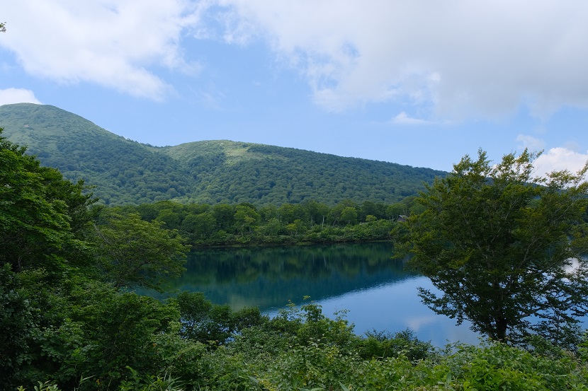 須川湖の夏の風景写真