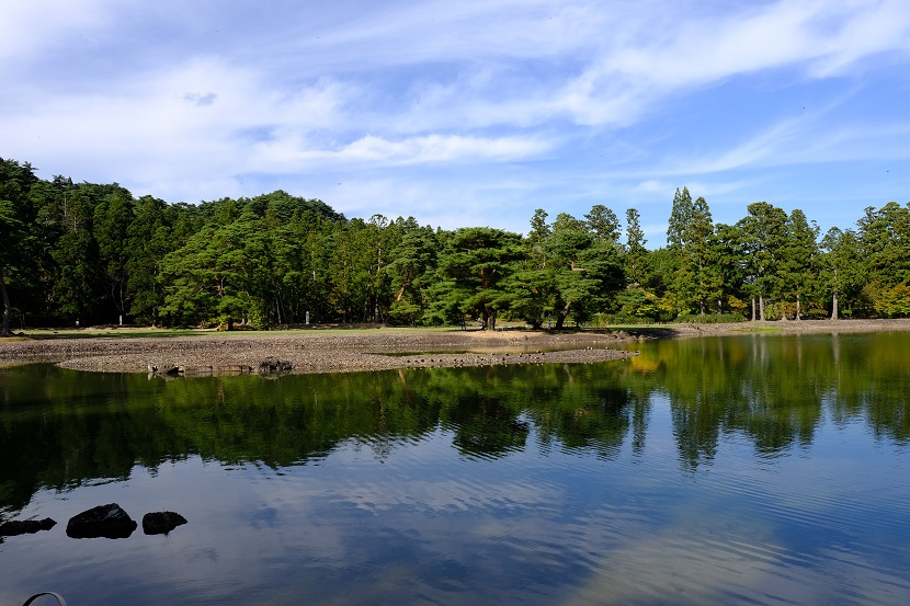 奥州平泉毛越寺の庭園の10月の写真