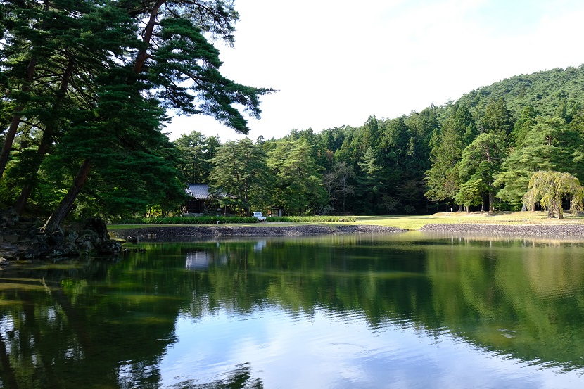 奥州平泉毛越寺の庭園の10月の写真