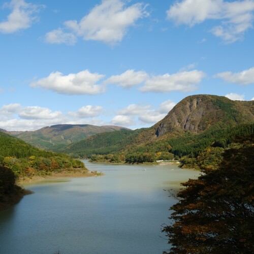 鳴子ダム（荒尾湖）の紅葉の写真