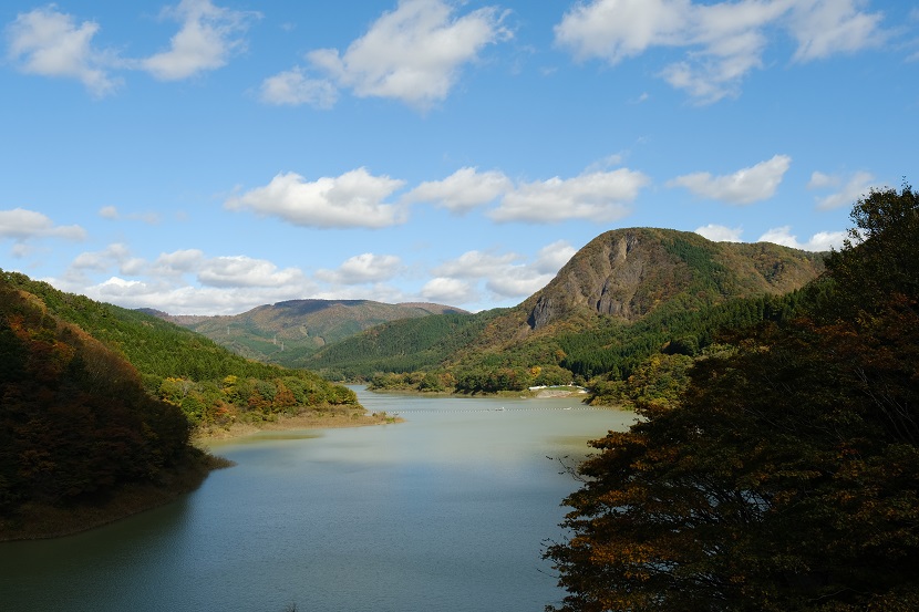 鳴子ダム（荒尾湖）の紅葉の写真