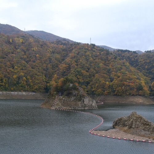 錦秋湖の秋の紅葉の写真電車