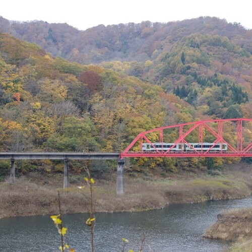 錦秋湖の秋の紅葉の写真電車