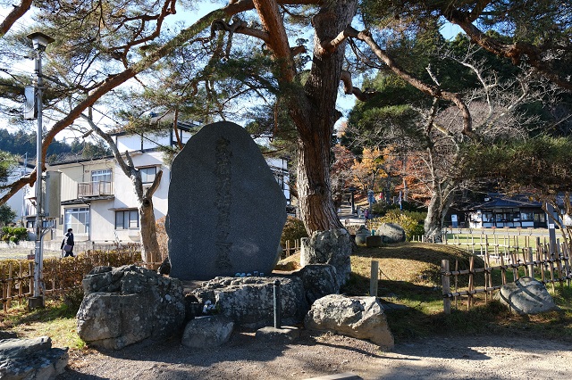 平泉の弁慶の墓の写真