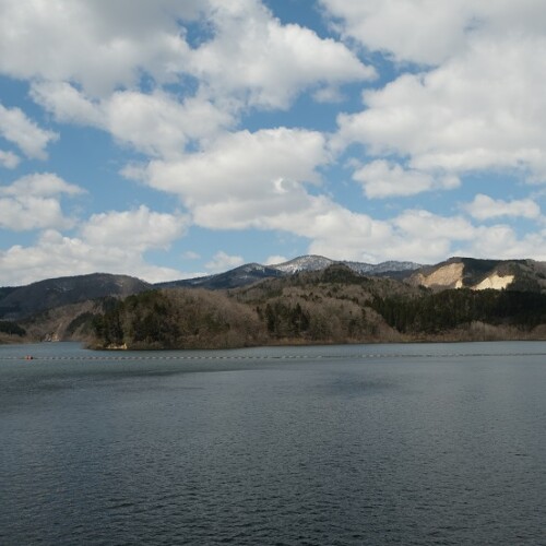 春のダムの風景写真