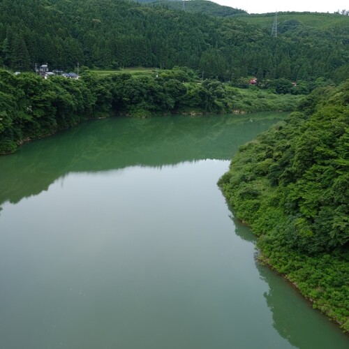 鳴子ダムの荒尾湖の7月の写真
