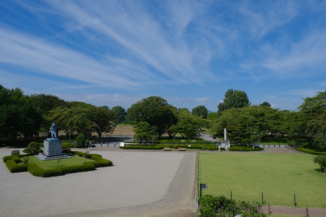 山形城の中庭の中央の公園内の写真