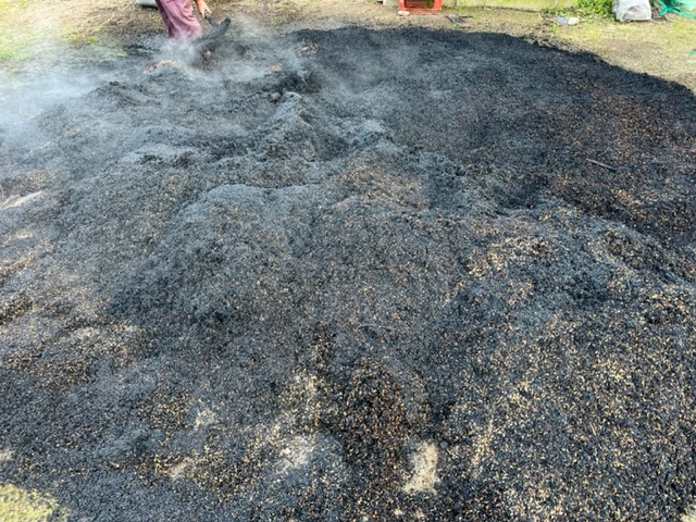 籾殻燻炭の火を消している状況写真