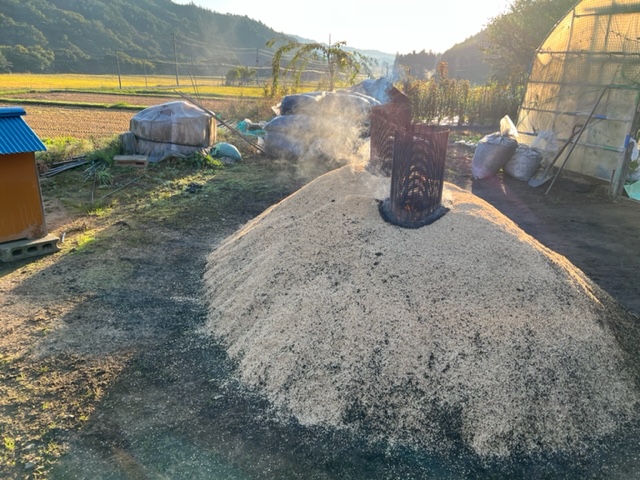 籾殻燻炭の作り方の状況写真