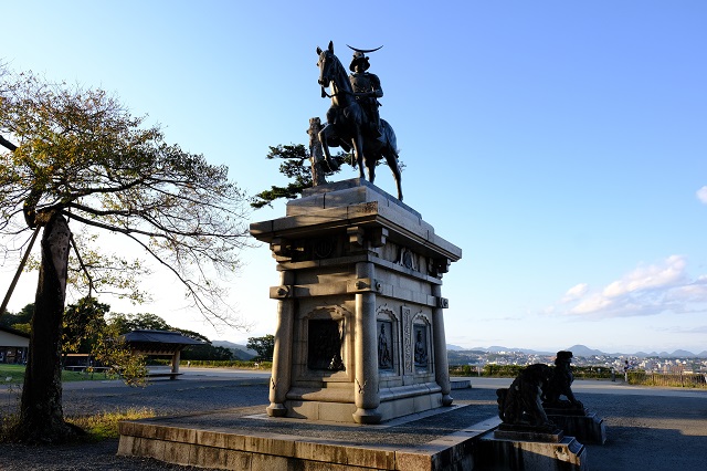 仙台城跡の伊達政宗公の銅像の写真