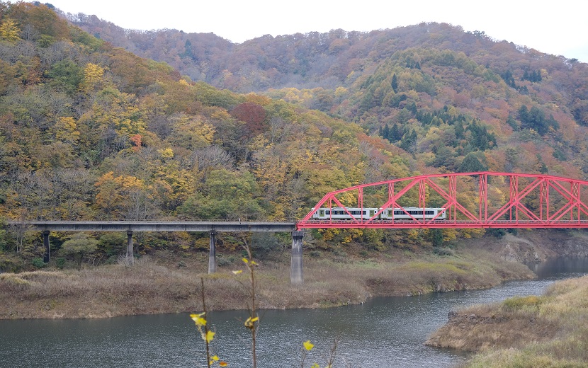 鉄橋を走る電車の写真
