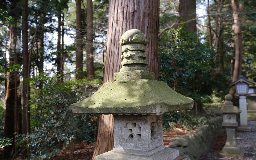 塩釜神社の灯篭の写真