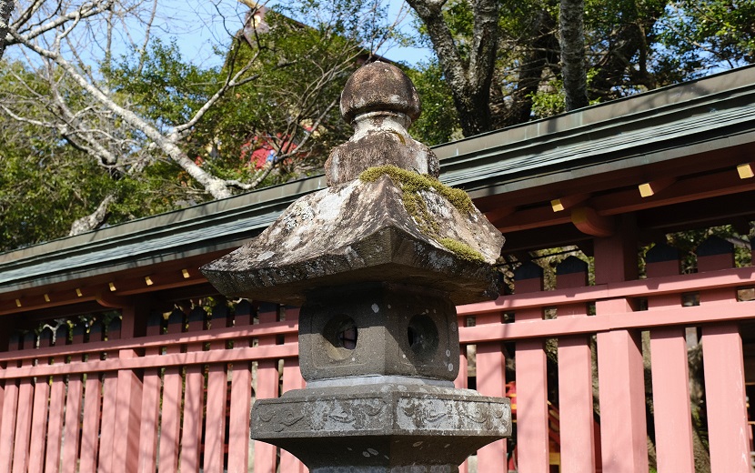 塩釜神社の石灯籠の写真2