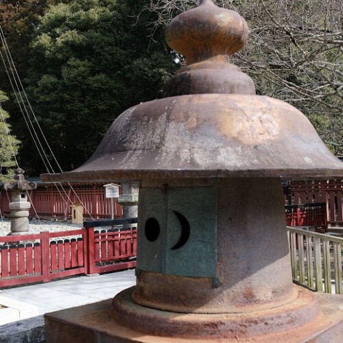 塩竈神社の金属灯籠の写真