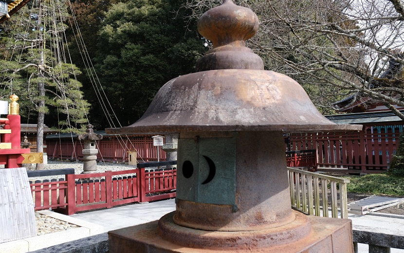 塩竈神社の金属灯籠の写真