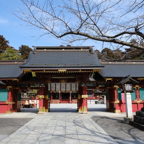 塩釜神社の入り口前の門の風景写真