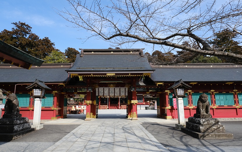 塩釜神社の入り口前の門の風景写真