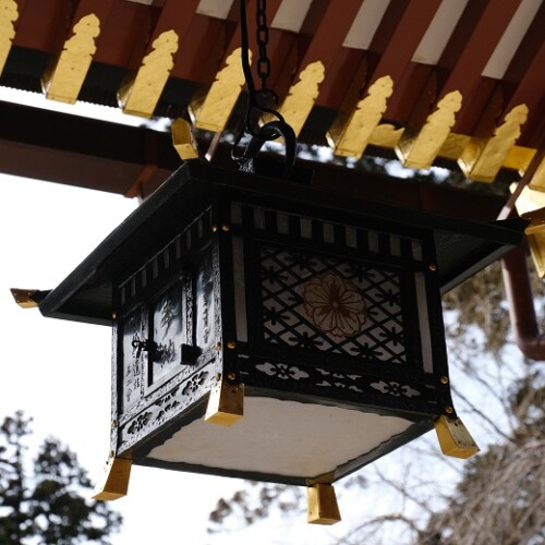 塩釜神社の吊灯篭の写真