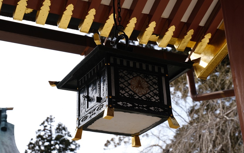 塩釜神社の吊灯篭の写真
