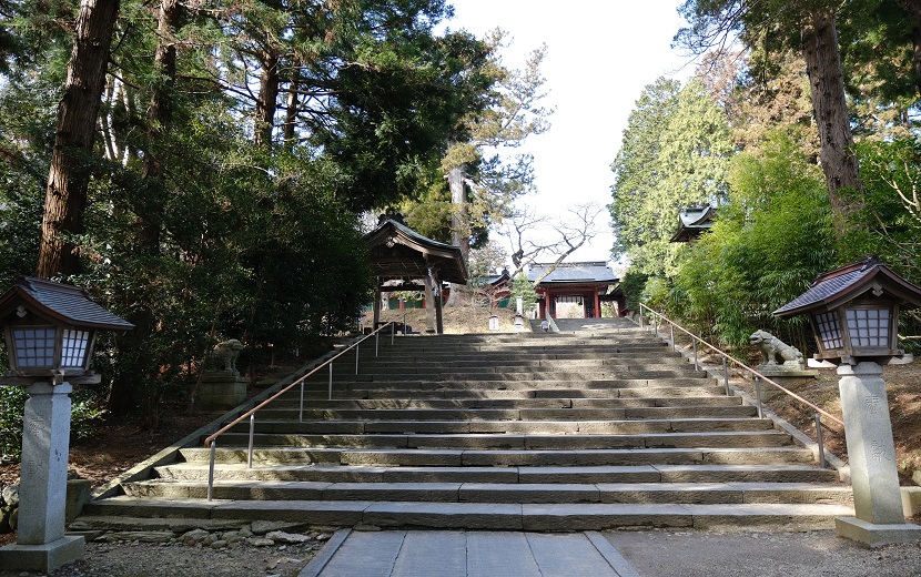 塩釜神社の山道の階段の写真