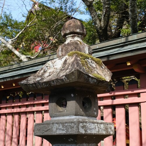 塩釜神社の石灯籠の写真2