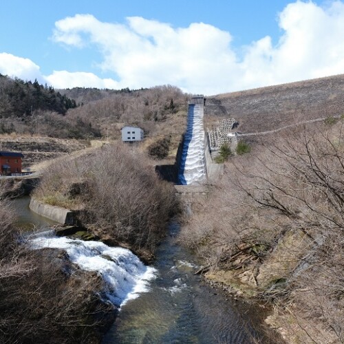 荒砥沢ダムの放水の風景写真