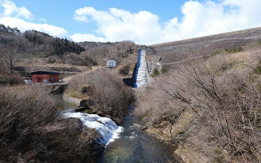 荒砥沢ダムの放水の風景写真