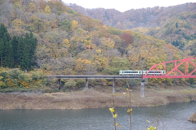 錦秋湖の効用を走る列車