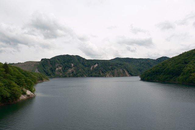胆沢ダムの上流部の春の風景写真