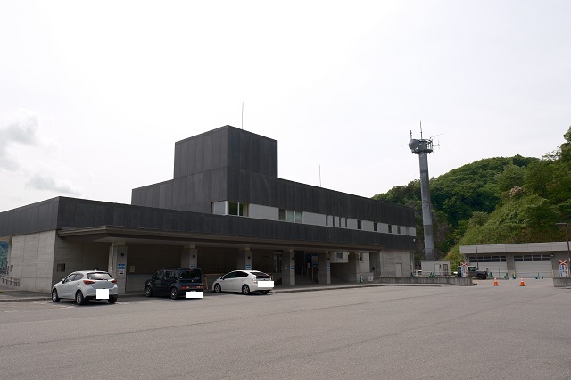 胆沢ダムの管理事務所の写真