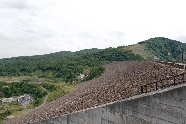 胆沢ダムの堤防の写真