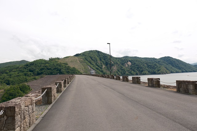 胆沢ダムの堤防の写真