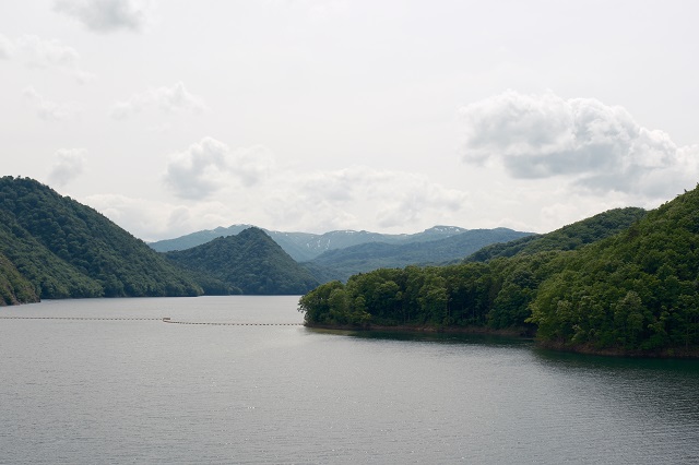 胆沢ダムの堤防から見たダムの風景写真