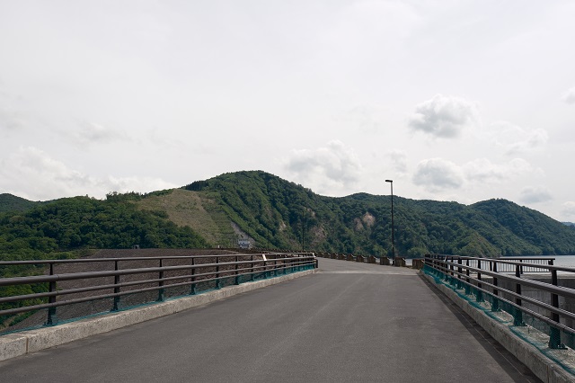 胆沢ダムの堤防の風景写真 