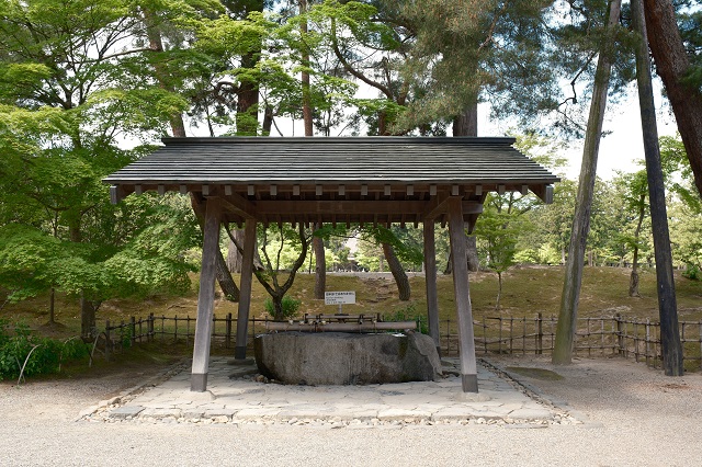 毛越寺の手洗い所の写真