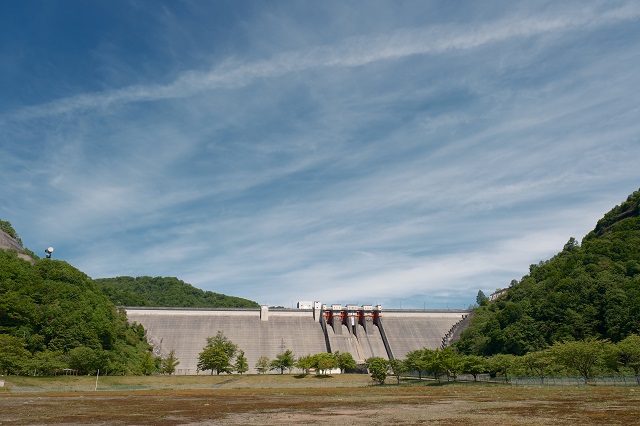 「玉川ダム下流公園」から見た玉川ダムの風景写真