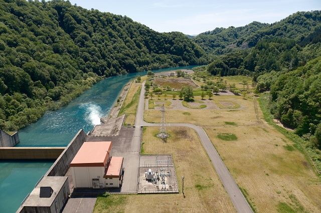 「玉川ダム下流公園」をダムの上から見た風景写真