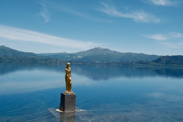 田沢湖のたつこ像の写真