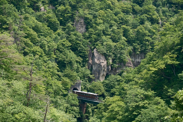 鳴子峡の電車の写真