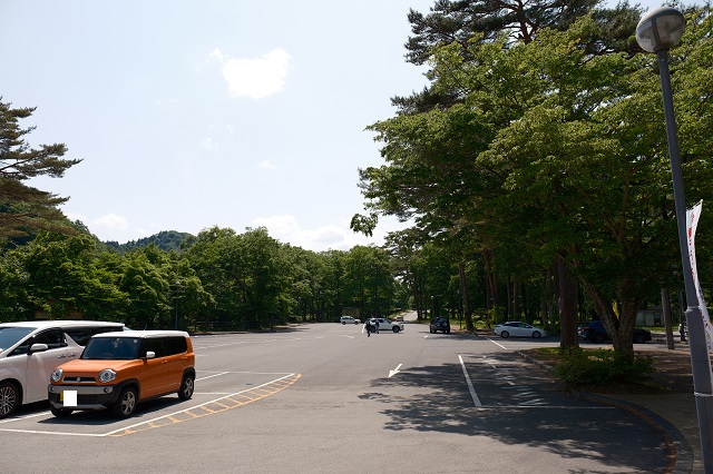 鳴子峡レストハウス前の駐車場の風景写真
