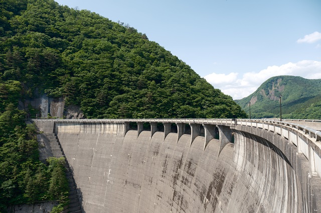 鳴子ダムの天板と筐体の写真