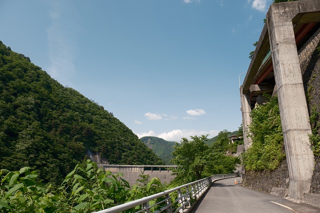 鳴子ダムに向かう遊歩道の写真