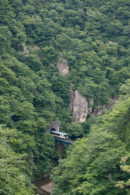 鳴子峡の電車の写真