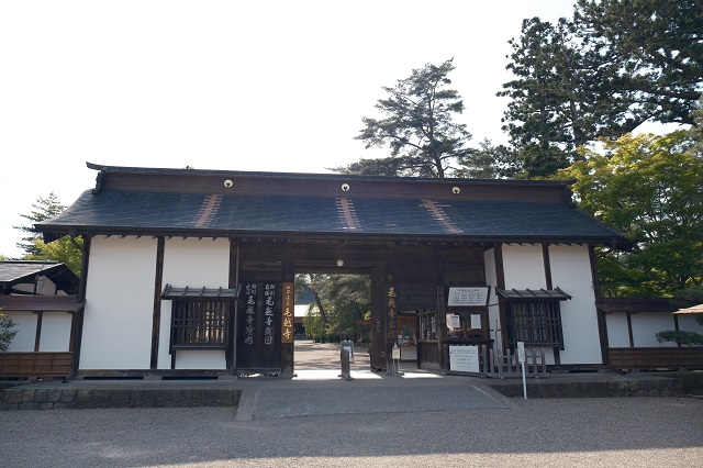 毛越寺の大手門
