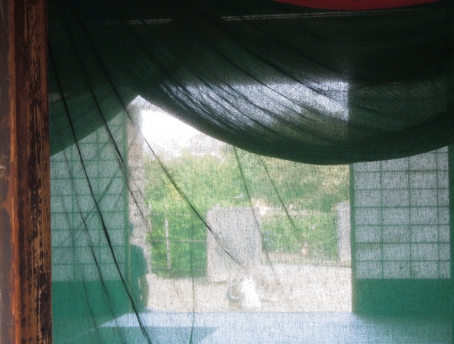蚊帳の外のイメージ写真