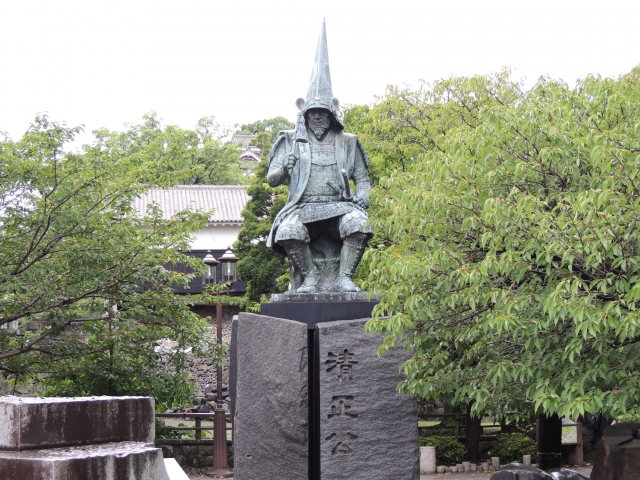 熊本城脇の加藤清正公の銅像